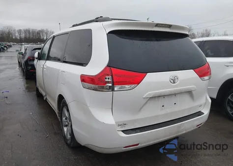 2012 Toyota Sienna Le V6 8 Passenger z USA, uszkodzony, nr VIN 5TDKK3DC6CS230054